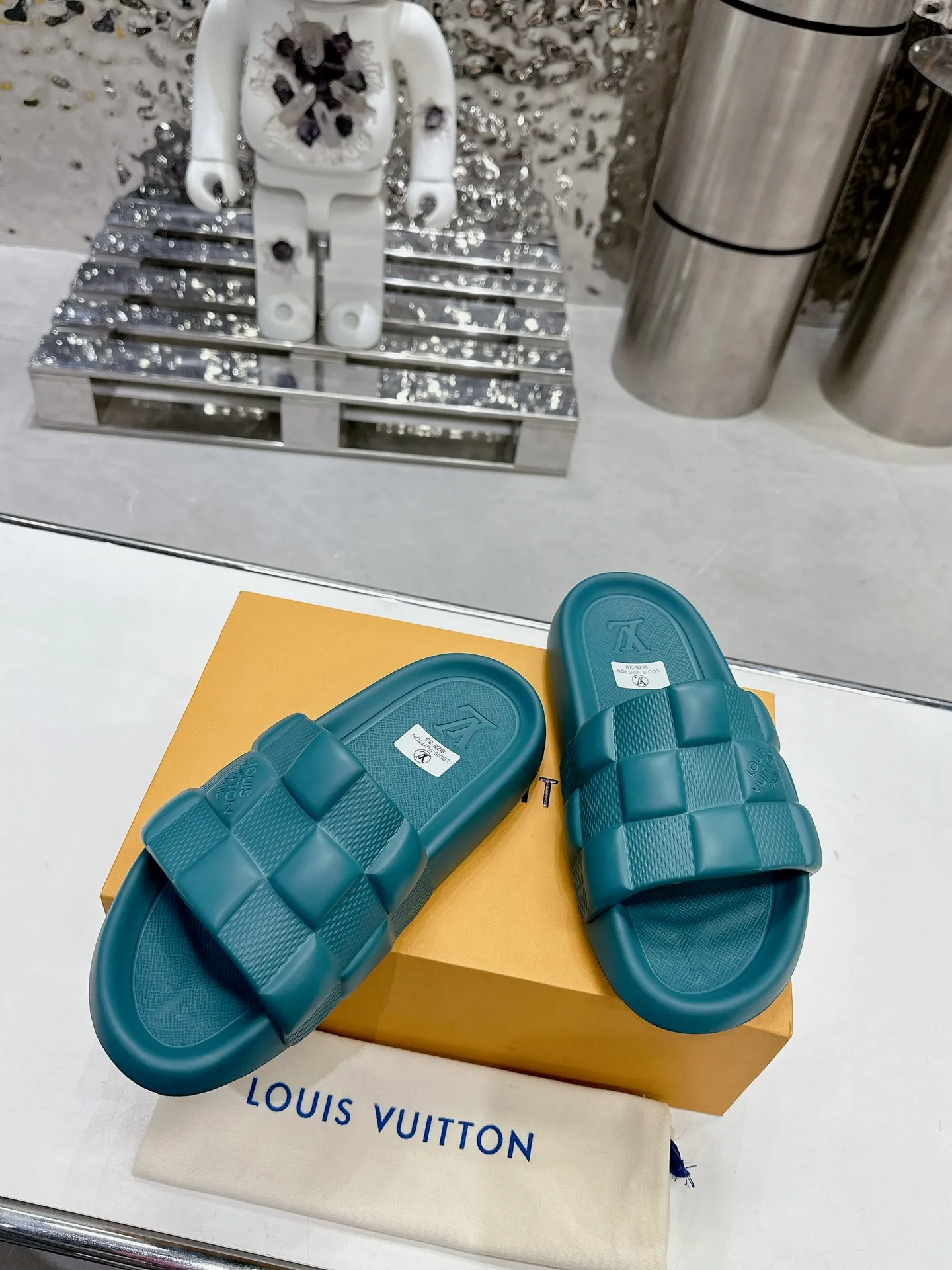 [L Home] P: 280💰 ▪️Shoe size: Women's 35-40 Men's 38-46▪️Packaging: Counter top quality~original packaging 𝟐𝟎𝟐5 Louis Vuitton counter's new embossed slippers, lv monogram embossed slippers, Waterfront sandals are back with a new look, and the upper buckle is embossed with lv's iconic Monogram pattern. Made of waterproof rubber with a comfortable and resilient insole. The lightweight, flexible outsole is embossed with the Louis Vuitton logo. ▪️Fabric: Original molded rubber foam surface ▪️Technology: embossed logo ▪️Sole: Original molded rubber foam outsole ▪️Sole thickness: 3CM.